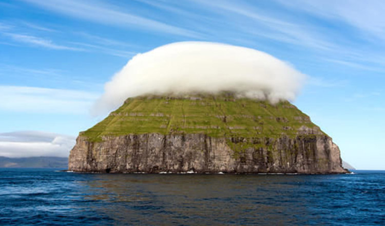 Insula care este acoperita tot timpul de un nor