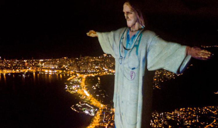 Cel mai frumos tribut în timpul pandemiei de coronavirus. Cum a fost „îmbrăcată” statuia lui Iisus din Rio de Janeiro