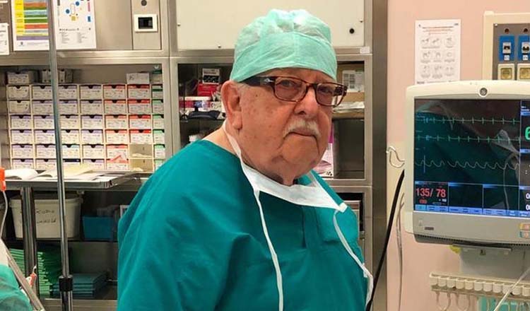 ”Daca ma temeam, nu ma faceam medic!” – La 85 de ani revine in spital sa ajute pacientii afectati de coronavirus