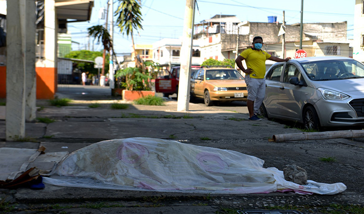 Cadavrele zac abandonate pe străzi, pe bănci și pe holurile spitalelor