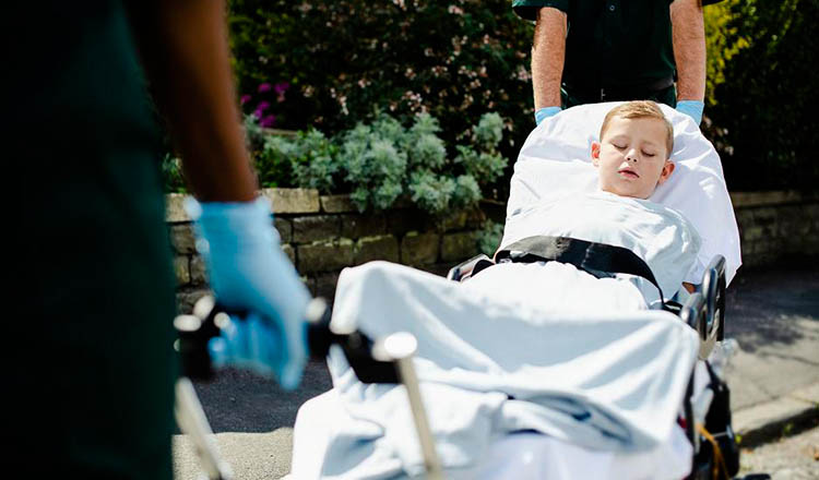 Un puști de numai 14 ani și-a ținut fratele în viață până la sosirea ambulanței