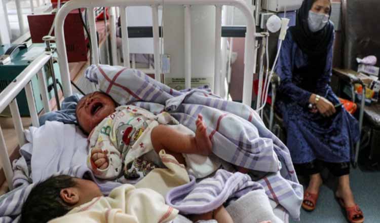 O femeie afgană alăptează bebelușii mamelor ucise în atacul terorist asupra maternității din Kabul