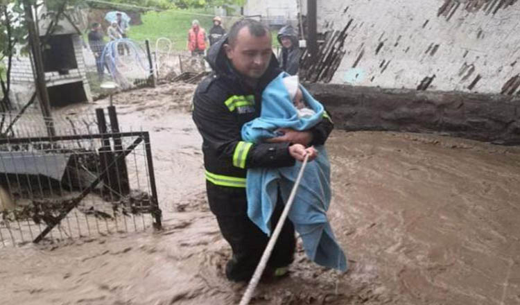 Ciprian, pompierul fotografiat când salvează un bebeluș, în cursul unei intervenții din comuna Rodna, în Bistrița-Năsăud,laudat de ministrul Vela