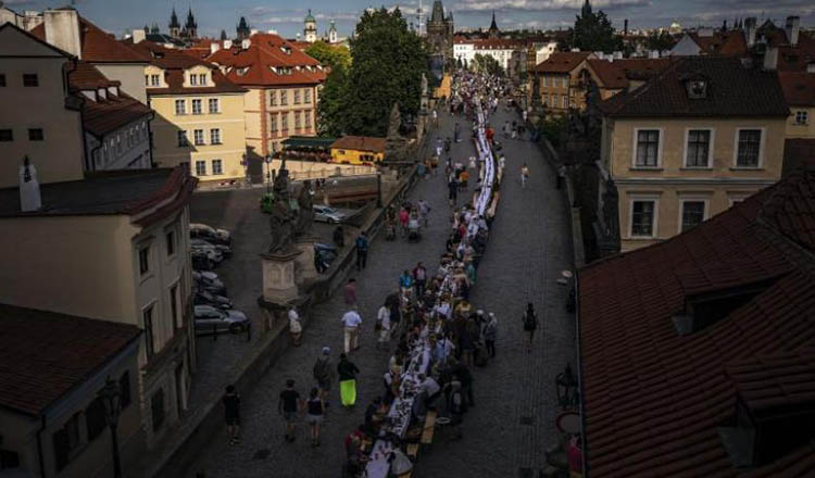 Cehii „și-au luat adio” de la coronavirus cu o petrecere imensă la Praga. Mii de oameni au stat la o masă lungă de 500 de metri