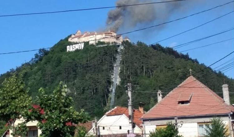 ALERTĂ – Arde Cetatea Râşnov. Turiştii au fost evacuaţi