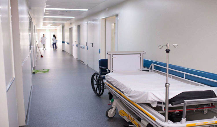 SCANDAL fără precedent! Bolnavii mor în fața spitalelor, iar medicii încasează salariile stând degeaba