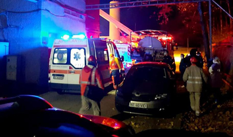 Coadă de ambulanțe, imagini cutremurătoare la Piatra Neamț. Medic: E iadul pe pământ