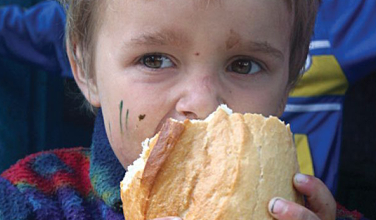 În România, unul din zece copii se duce la culcare flămând