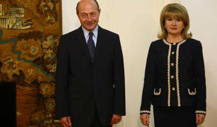 Maria Băsescu, așa cum nu ai mai văzut-o niciodată! Cum arată fosta prima doamna a României, fără SPP la cumpărături! A căutat cele mai frumoase cadouri pentru nepoței