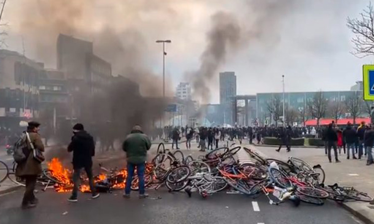 Olanda, război civil! A treia noapte de proteste: ”Este violență criminală”