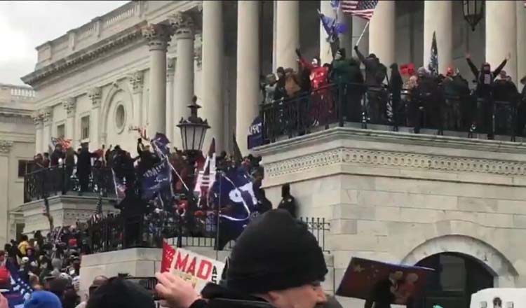 Washingtonul în stare de asediu! Susținătorii lui Donald Trump asaltează Capitoliul.