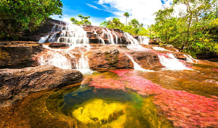 Un râu în cinci culori atrage turiști din toată lumea. Este numit „curcubeul lichid”