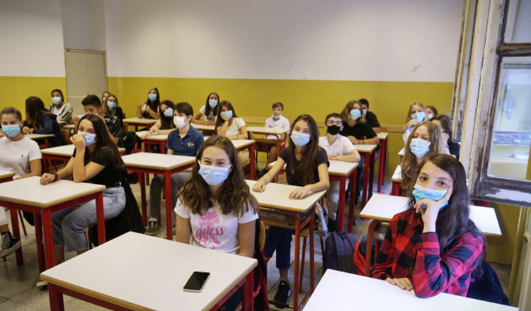 Atenție elevi și părinți! În ce condiții se închid școlile în luna octombrie! Anunțul făcut de Sorin Cîmpeanu: „Vor trece în online…”