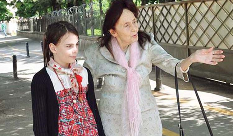 Adriana Iliescu, mândră de fiica ei, Eliza. Cea mai bătrână mamă din România şi-a luat loc de veci!