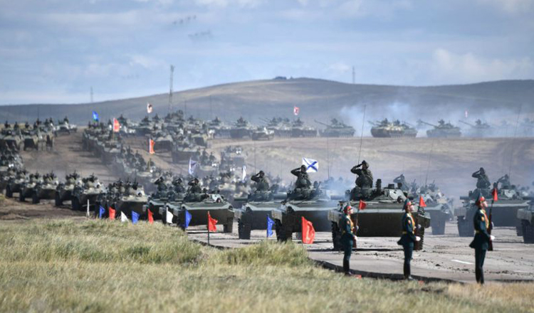 Rusia a masat aproape 100.000 de soldaţi, tancuri şi artilerie la graniţa cu Ucraina. UE ameninţă cu sancţiuni dure