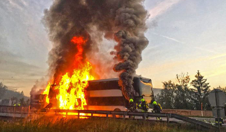 Autocar plin cu români, mistuit de flăcări în Austria. Peste 10 conaționali se aflau la bord