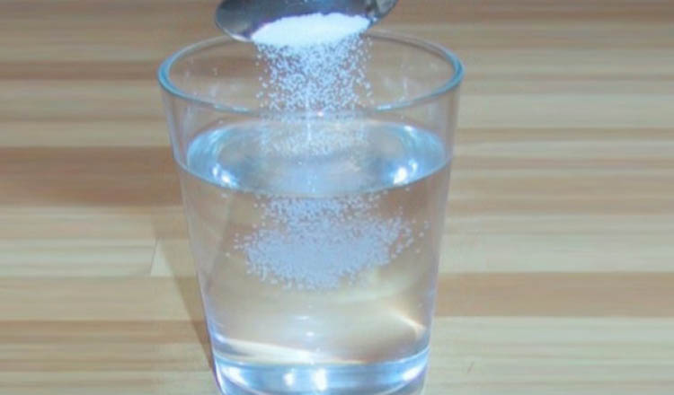 De ce este bine sa tii in casa un pahar cu apă, sare și oțet. N-as fi banuit niciodata ca efectele sunt atat de puternice! Uite ce se intampla daca faci asta: