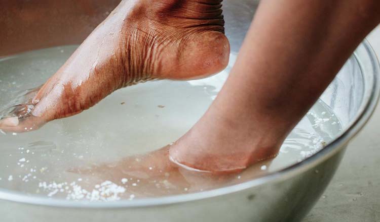 De ce e bine sa faci baie la picioare cu bicarbonat de sodiu. Ce se intampla in primul minut dupa ce ai bagat picioarele in apa: