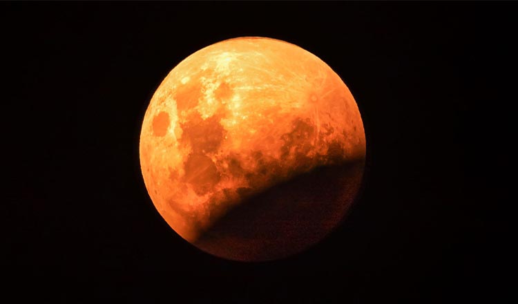 Eclipsa de Luna pe 16 mai 2022. Astrologii spun ca va fi extrem de periculoasa pentru oameni.