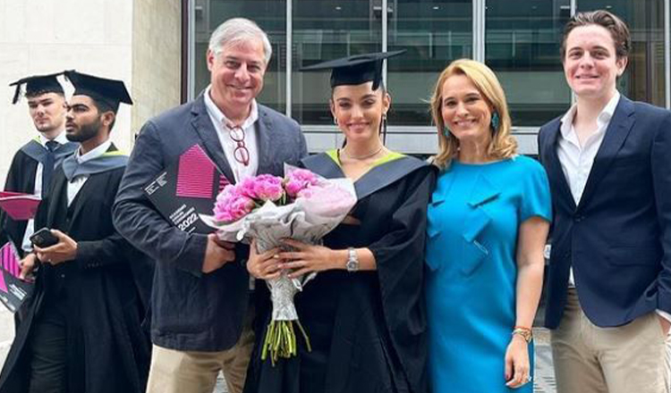 Fiica Andreei Esca a terminat facultatea. Un om important din viața Alexiei Eram a lipsit de la absolvire